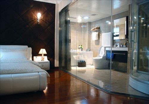 全透明钢化玻璃的独立卫生间是主卧室最大的设计亮点，前卫时尚，而且材质纤巧不占面积，节省了不少空间面积，使卧室显得更加宽敞