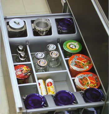 抽屉中使用储物罐分隔配件，不仅可以容纳多个储物罐，让它们各就其位，同时也有足够的空间分类放置其他物品