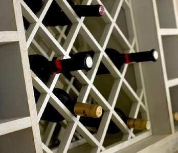 葡萄酒适宜存放的方式就是横放，对于嗜酒一族来说，这样悬挂于墙面的吊酒柜，使美酒储藏安全又漂亮，而且方便拿取，有种乡村庄园的感觉