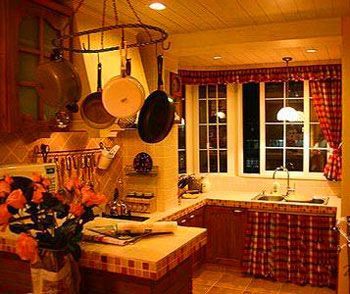 吊柜过多，容易让空间显得拥挤，在适当的地方悬挂不锈钢吊架，让随手使用的炊具取用更方便，也凸显出不同的厨房个性