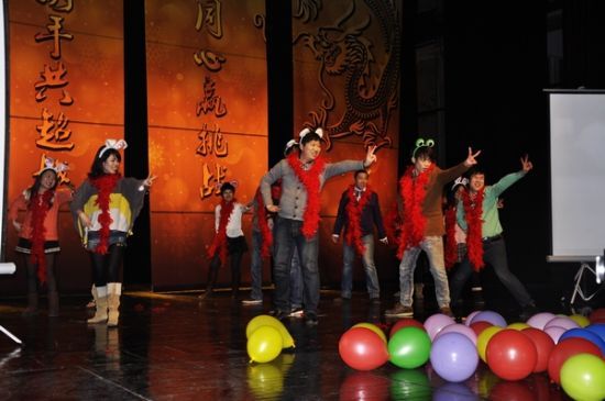 图为年会现场精彩节目――舞蹈《气球》