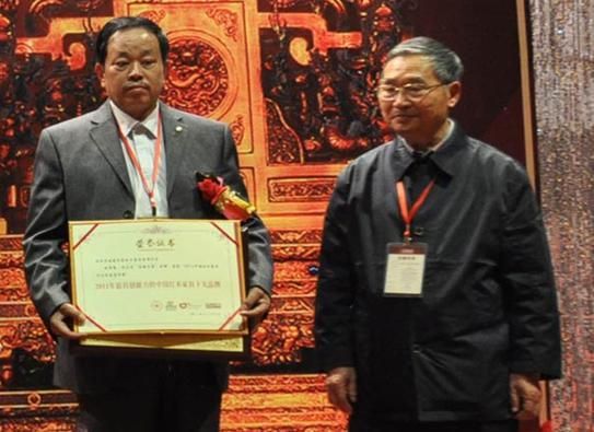 中国高等家具设计专业创始人胡景初先生为忆古轩颁发“最具创新力的中国红木家具十大品牌”