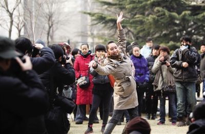 昨日，北京电影学院，一位面试表演系的考生在场外展示舞蹈。