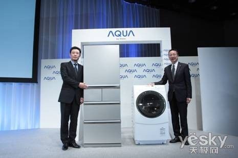 海尔集团副总裁杜镜国(左)和海尔AQUA销售株式会社社长中川喜之(右)共同推出AQUA新品