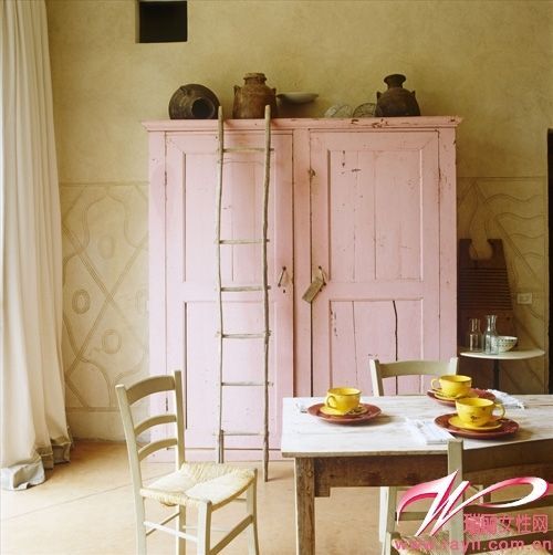 粉色木质橱柜