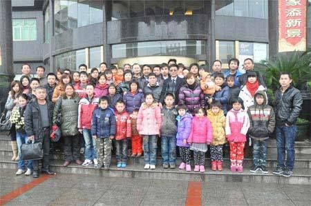 新春慰问团在湖南省攸县与员工及家属合影