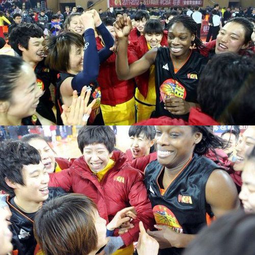 北京女篮队员们相拥庆祝