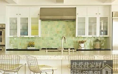 厨房操作台背景墙淡绿瓷砖铺设