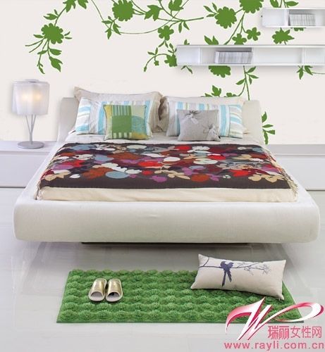 枝叶壁纸＋花朵图案床品＋绿色块毯为卧室带来一派春的生机