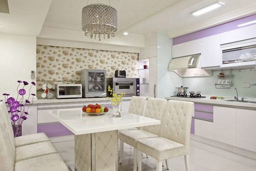 白色和紫色让整个厨房整洁而大气