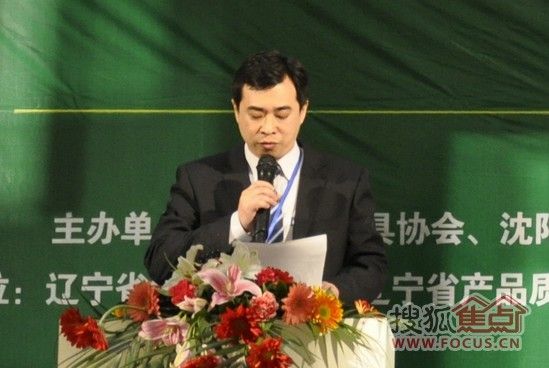 红星美凯龙铁西商场副总经理侯金焰代表企业发言