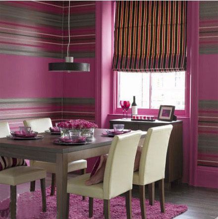 紫色的墙面一下子改变了整个餐厅的格调，让人在用餐中也自然而然感受到优雅。如果再配上一些烛光就更完美啦