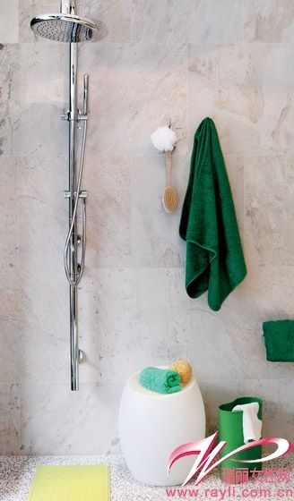 用绿色的浴巾、毛巾和储物桶营造淋浴区春意