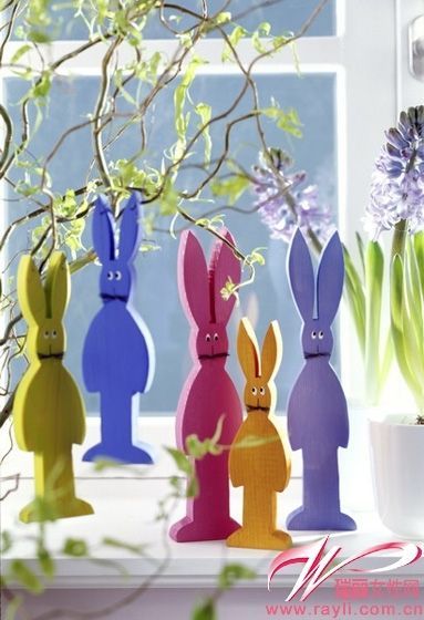 刚发出新芽的龙柳枝上挂着彩色的兔子，把春天的色彩与复活节元素结合在了一起