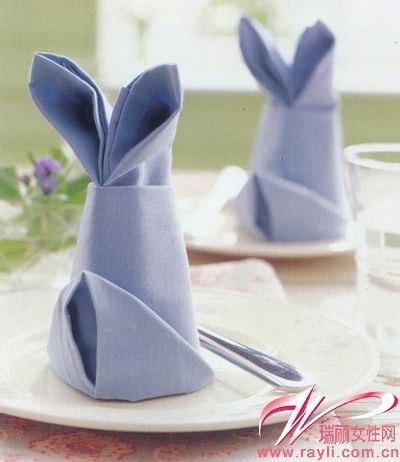把餐巾叠成兔子的形状，更增复活节情趣