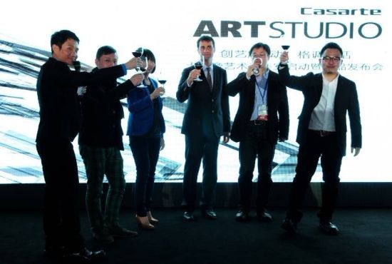 发布会结束，共同举杯祝贺卡萨帝Art Studio启动