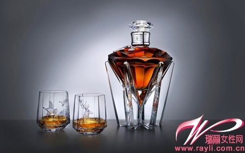 John Walker & Sons 为纪念英女王登基60周年，特推出限量60瓶巴卡拉水晶瓶调和威士忌