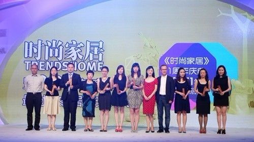 博洛尼品牌推广部高级经理(左五)上台领奖