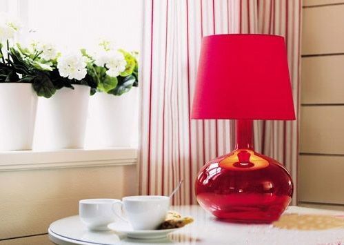 红色的热烈不言而喻，红色的台灯自然会为居室带来欢快的气氛，让冷冷清清的居室充满了灿烂的阳光