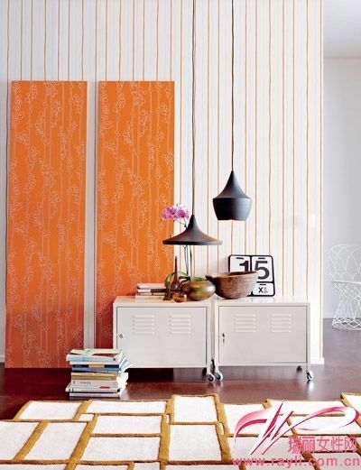 条纹壁纸＋橘色壁纸活泼又俏皮