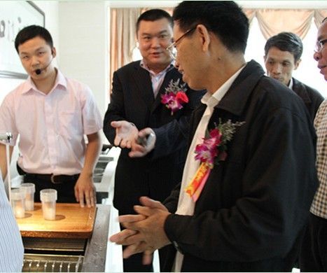 图为：德夫人电器股份有限公司董事长陈成云向与会嘉宾介绍了“光瓷”技术