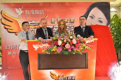 高胜美女士、杜湛权先生（左二）、翁文平先生（右）与朱国亮先生（左一）共同启动新品发布仪式