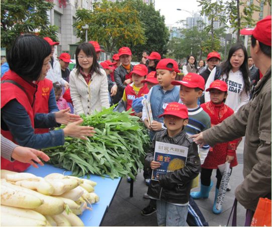 小朋友们带着废旧书籍参与“以物置物”，兑换新鲜蔬菜。倡导环保，孩子、家长齐参与，鼓励！！