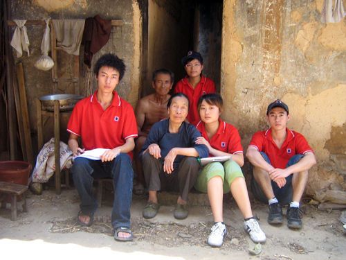 2006年6月，43名嘉宝莉助学志愿者的微爱足迹从广西、云南发端