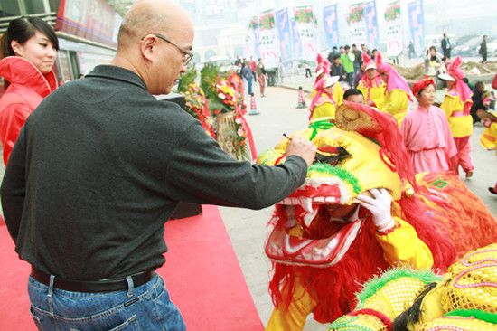 蔡总“画龙点睛”亦是为帝朗济南店送上一份祝福