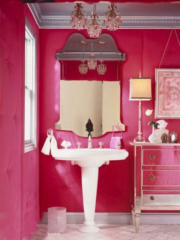 玫红色的壁纸在卫浴间墙面上大面积使用，需有足够的自信和能力