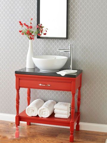 墙壁前红色的浴室柜，赶走了灰色基调带来的压抑，为空间增添了俏皮活力；既打破了卫浴间里沉闷的感觉，又让家的配色方案富有新意