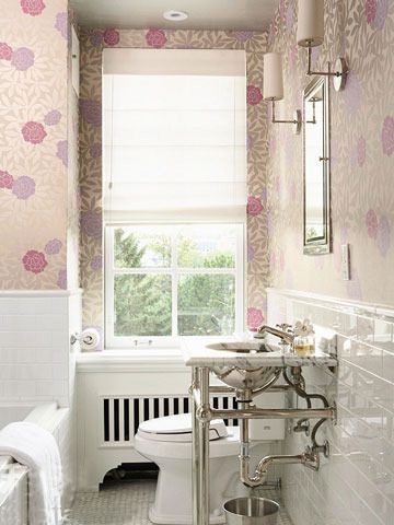 大型的花朵图案是墙面的主角，成为卫浴间里最醒目的地方，而粉色系又为卫浴间增加了女性的柔美