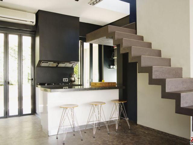转角遇美食 24个利用楼梯空间的实用厨房(图) 