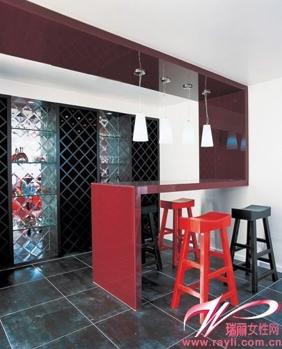 用时尚感菱格形玻璃作为餐厅和吧台的隔断墙