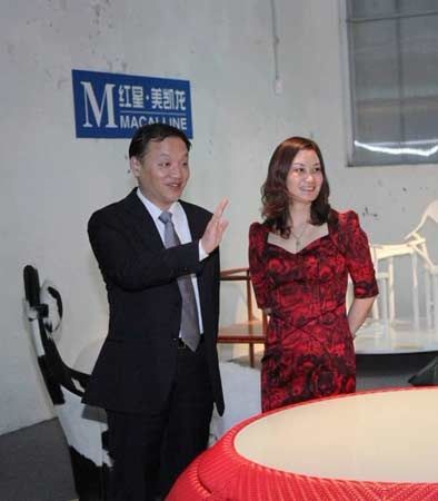 北京市委宣传部副部长张淼（左一）与红星美凯龙家居集团副总裁车建芳（右一）共同出席发布会