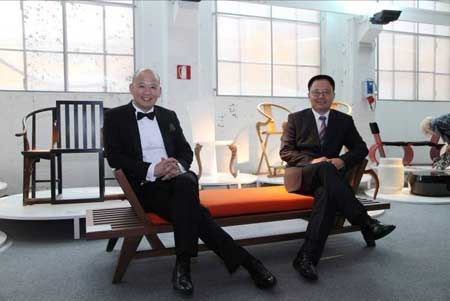 红星美凯龙总裁袁伯银（右一）与国内著名主持人袁岳（左一）一起体验坐下来展品