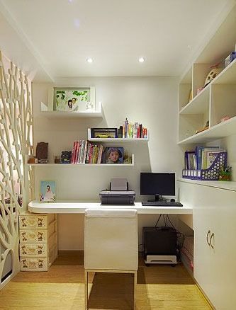 小书房近景，简单的桌椅和搁板，白色很清爽