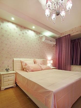 主卧，紫色的梦幻空间。从窗帘、床品到壁纸、吊灯都采用了紫色的元素