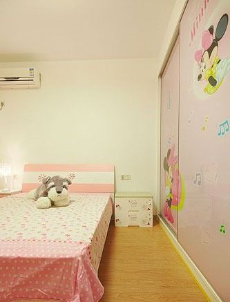 粉色米老鼠图案的移门衣柜，隐藏了衣柜，还为儿童房带来了俏皮感