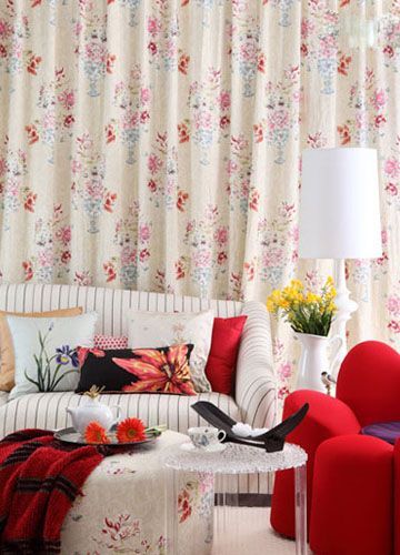 浪漫花卉窗帘，搭配简约白色沙发，甜蜜的基调就此确定了下来，大红色的花朵椅子，是这个空间的亮点，坐在花蕊里，被花瓣包围，瞬间让人融入自然