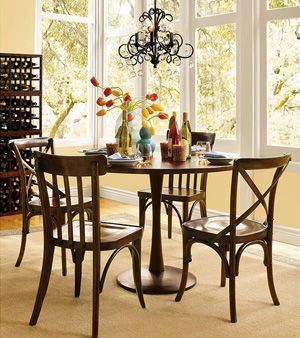 简约风格的餐厅，一切以简约为标准，简约的线条，简约的装饰，没有繁杂的点缀，4张简单的实木椅子搭配一张简单的圆桌，构成餐厅的主体，既简单又实用