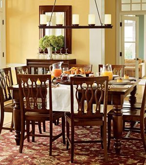 模仿中式餐厅风格，大气的八仙桌、原木材料的桌椅、以及牡丹图案的地毯，演绎纯中式的古典