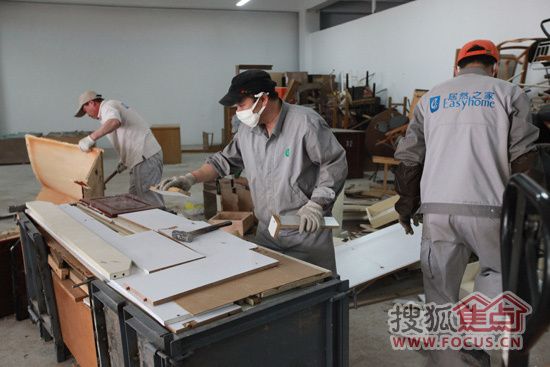 图为居然之家家具回收处理中心的工人在拆分旧家具