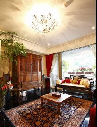 手工实木染黑地板与精致的波斯地毯，加上特色的古董家具便将整个客厅烘托出东方的华丽美感