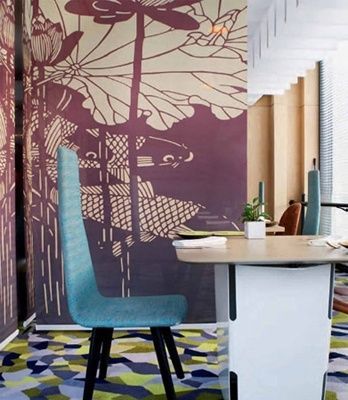 现代简约风格的餐厅里，将中式装修纹样图案放大，形成一面极具视觉冲击力的背景墙，与几何形图案的地毯想搭配，为享用大餐提供了现代又古朴的氛围