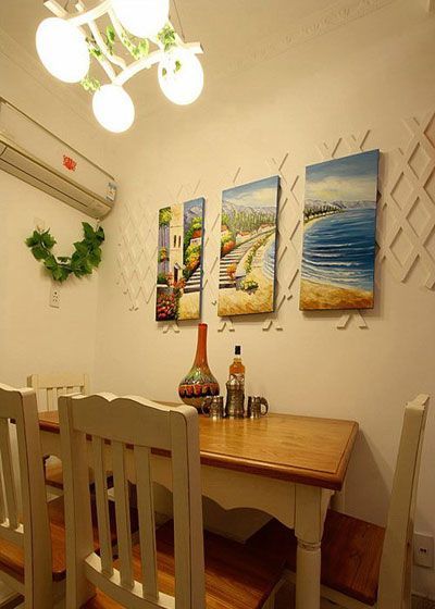 餐桌墙上的三幅风景油画，自然清新，把自然界的风景定格在墙上
