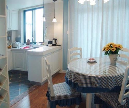 餐厨为开放式的装修，通透的空间依旧是蓝白色的搭配，家具用的很简洁恰当