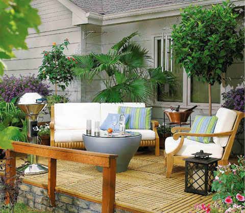 用一圈茂盛的植物围合露台，再配几件简洁的家具，就能让这里变成一个舒适的起居室。家具的流线与柔和的浅色调将露台上的盆栽映衬得更加繁茂