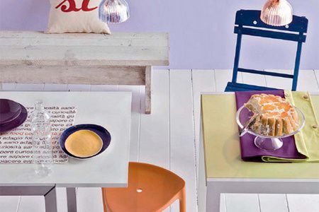 以白色、米色等浅色为主调的散发着规律感的学院风餐厅设计，座椅和餐具则大胆启用橙色和紫色、藏蓝和浅紫色调，打造出层次分明的贵族色系