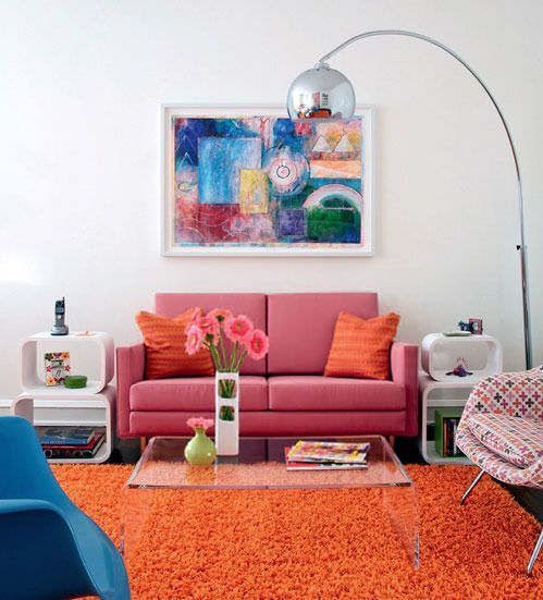 简洁、实用是现代简约风格客厅的特点。墙面多选择白色做底，搭配以苹果绿、大红、粉、黄等跳跃色彩的家具配饰，既展示出个性品位，简洁的设计也很符合当代人的生活节奏和喜好